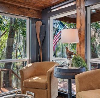 Jefferson House | The Whiskey Barrel Waterfront Wkayaks & Hot Tub