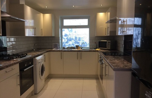 Cricklewood House | The White House 7 DOUBLE BED HOUSE FULLY-EQUIPPED