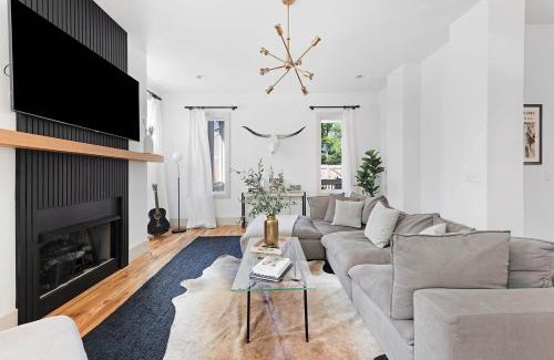 Hope Gardens House | The White House - Hot Tub 1 mile to Broadway