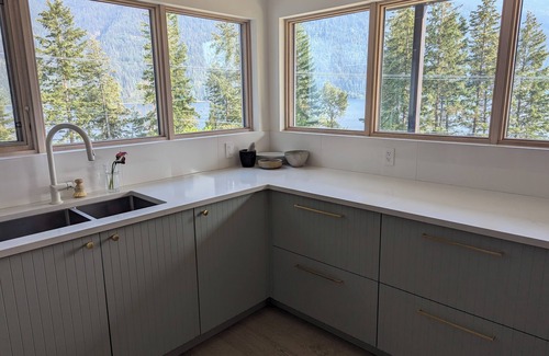 Nelson House | The White House - Lakeview, family friendly, A/C- Nelson BC