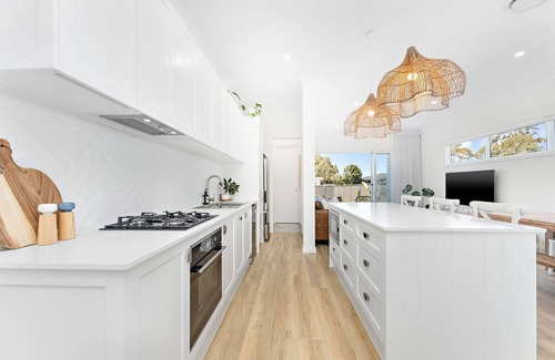 Corrimal House | The White House near beach + shops