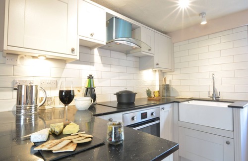 Homersfield Cottage | THE WHITE HOUSE WITH STUDIO, pet friendly, with open fire in Wortwell