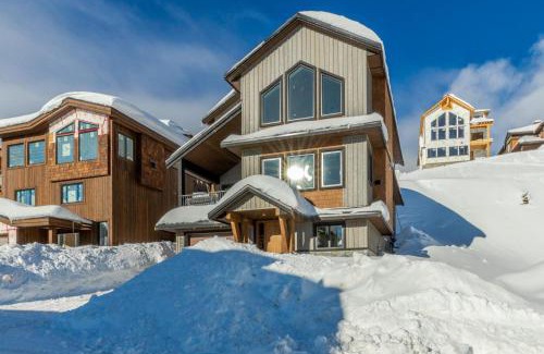 Big White Ski Resort House | The White Pearl - Amazing Luxury Chalet with Mountain Views