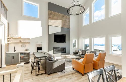 Big White Ski Resort House | The White Pearl - Amazing Luxury Chalet with Mountain Views