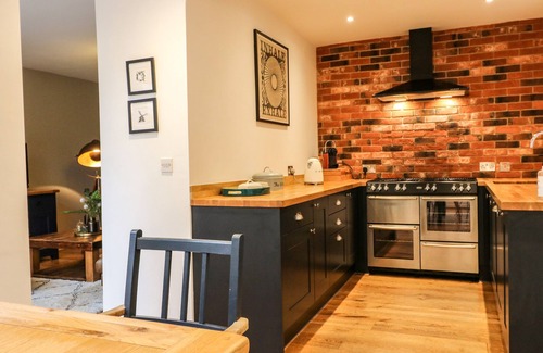 Melton Mowbray Cottage | THE WILLOWS, pet friendly, with hot tub in Melton Mowbray