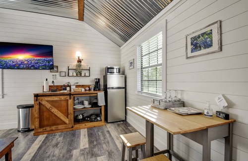 Fredericksburg Cottage | The Windmill-breathtaking Hill Country Views!