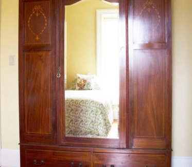 Kingsville Hotel | The Woodbridge House