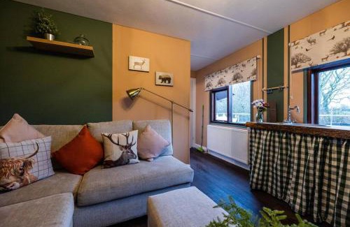 Poulton-le-Fylde House | The Woodland Lodge - Wood Fired Hot Tub and Firepit