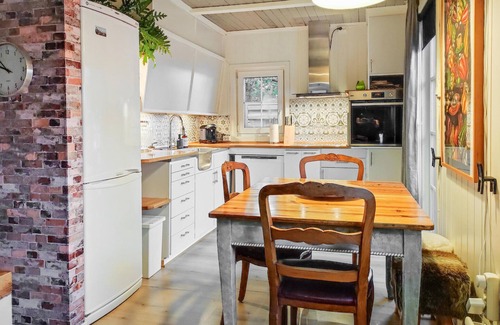 Arendal House | The Woodpecker Cottage Tree
