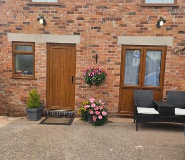 Moffat House | The Woottons Barn with Hot Tub