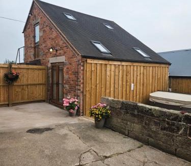 Moffat House | The Woottons Barn with Hot Tub