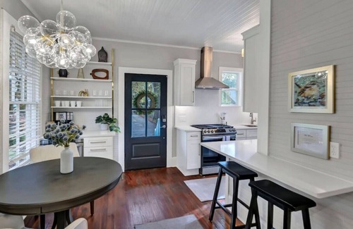 Earlewood House | The Wren's Nest | 1BR 2BA Guesthouse