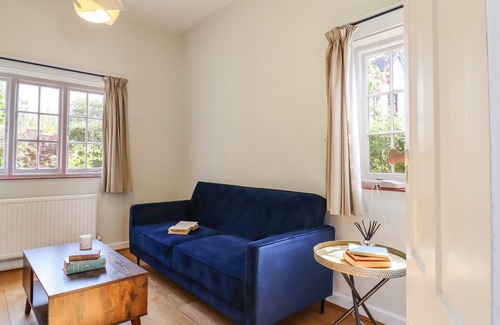 Howlett End Cottage | THE WRITERS COTTAGE, pet friendly, with a garden in Finchingfield