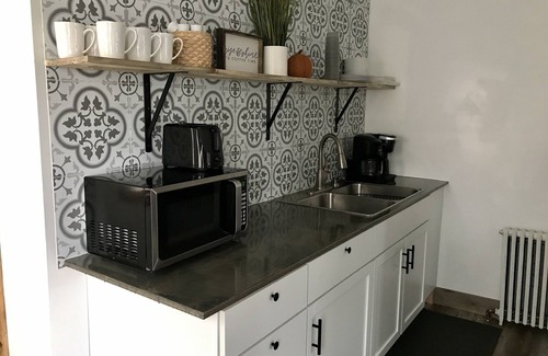 Laurium House | The Yellow Door Place! Convenient & Sleeps 6!