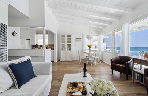 Eastern Malibu House | The Zuma Bungalow on Carbon Beach