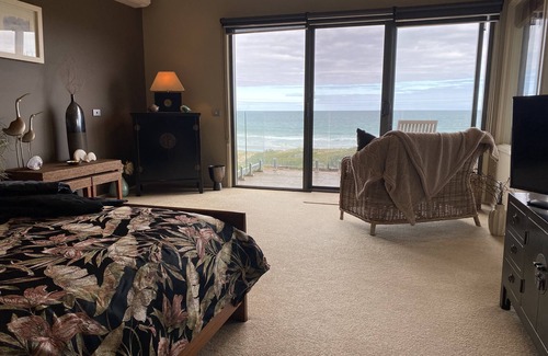 Moggs Creek Bed & Breakfast | THEBEACH GREAT OCEAN ROAD Waterfront Moggs Creek. Spacious Luxury just for 2