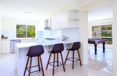 Helensvale House | Theme Park Paradise 4BR Spacious Family Home near Gold Coast Parks