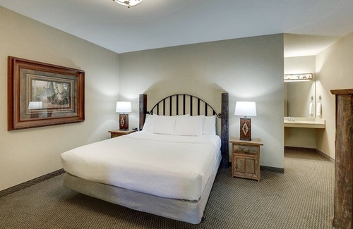 Johnston Hotel | Theme Suite w/Whirlpool & Fireplace! Stoney Creek Des Moines | 2 Units