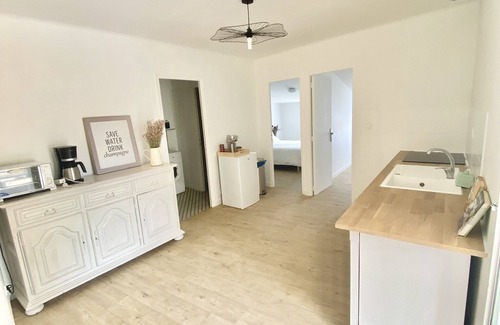 Martigues Apartment | There is the sun, the countryside and the sea.