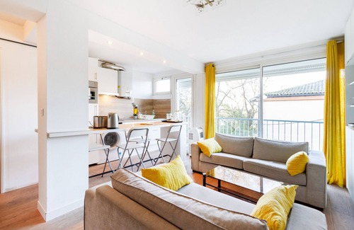 Saint Michel Apartment | Thierry's 1 bedroom flat with clim, wifi and parking at St Michel Station