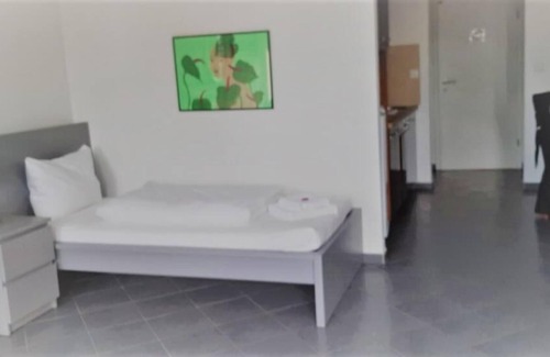 Bramfeld Apartment | This 1-room apartment is located in our apartment house Haldesdorfer Straße and has a double bed, a functional kitchenette including accessories, a dining area and a comfortable sitting area.