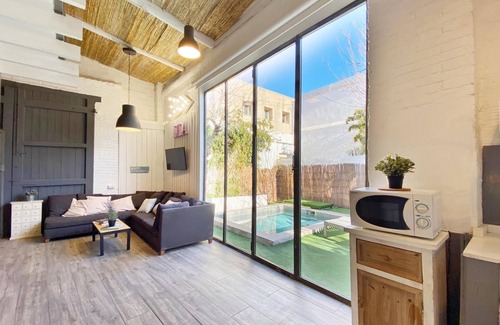 Sants-Montjuic Villa | This 4 + 1 bedroom and 3 bathroom dream house