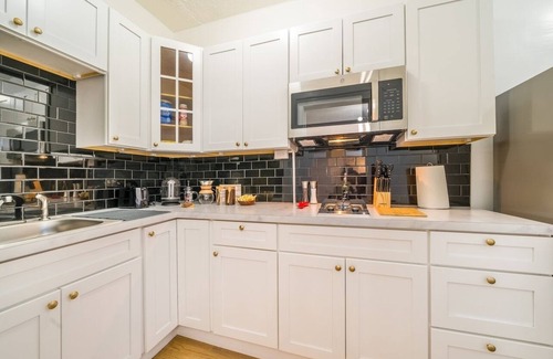 East Avenue Apartment | This apartment is a 0 bedroom(s), 1 bathrooms, located in Rochester, NY.