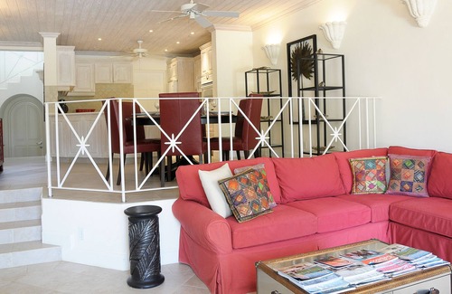 Dunscombe House | This beautifully decorated 3 Bedroom 3 bathroom Duplex Villa next to Apes Hill Polo Club