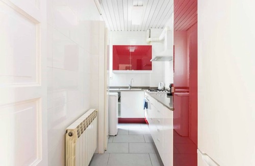 El Guinardo Apartment | This bright designed apartment is the perfect base to discover Barcelona and experience all his charms while staying in a central location. Just 20 mins walking from Sagrada Familia.