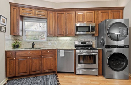 Austin House | This guest house is a 1 bedroom(s), 1 bathrooms, located in Austin, TX.