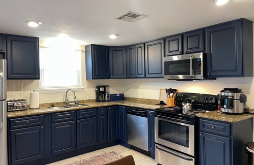 Des Allemands House | This home is a short drive to New Orleans and surrounding areas. Dog friendly.