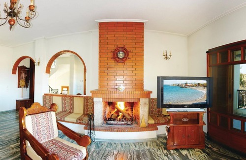 Assos-Lechaio House | This house near the beach is ideal for a family vacation or a time out with friends.