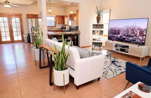 West University House | This house is a 2 bedroom(s), 3 bathrooms, located in Tucson, AZ.