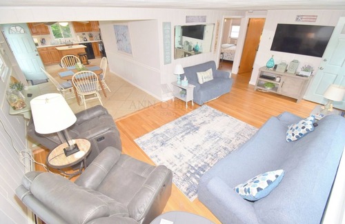 Narragansett House | This house is a 3 bedroom(s), 1.5 bathrooms, located in Narragansett, RI.