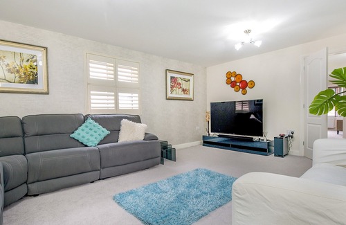 Abingdon Cottage | This large spacious house in a quiet residential area is an ideal getaway for all the family.
