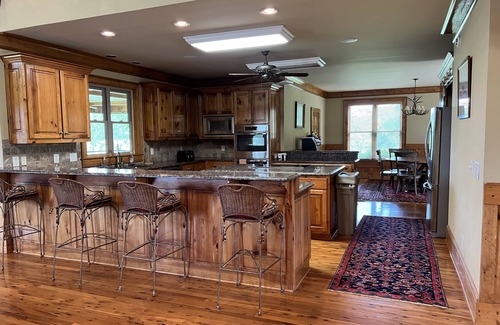 Fort Valley Cabin | This lodge is a 6 bedroom(s), 5.5 bathrooms, located in Fort Valley, GA.