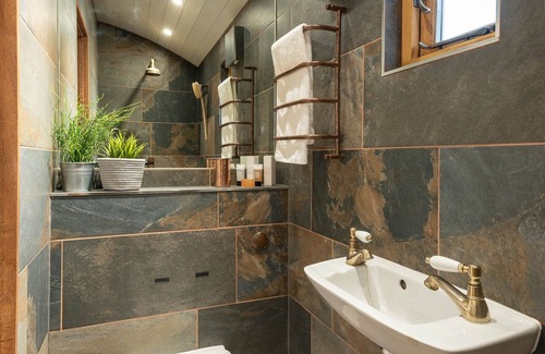 Wichenford Cabin | This Shepherd Hut is the ultimate couples retreat with roll top copper bath tub