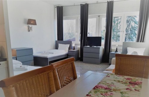 Bramfeld Apartment | This space miracle in our apartment house Haldesdorfer Straße perfectly matches your needs. The old ceilings of the apartment are preserved, so it brings the charm between old and new in perfect harmony and creates a cozy atmosphere