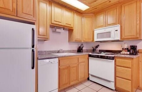 South Lake Tahoe House | This Spacious 2 Bedroom 1 Bath Townhouse in South Lake Tahoe Sleeps 6