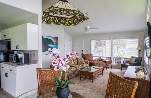 Pepeekeo House | This Tropical Bungalow features Air Conditioning and Tempurpedic King Bed