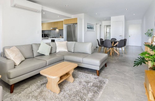 Sandstone Point Apartment | Three Bedroom Harbourside Retreat
