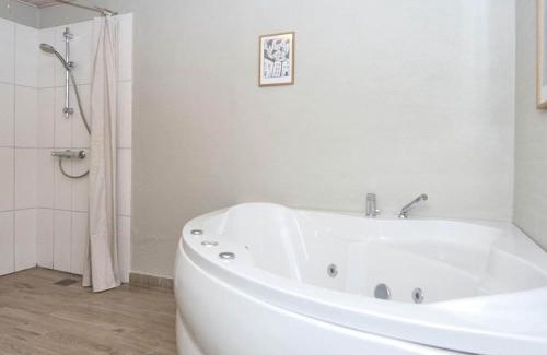 Ballum House | Three-Bedroom Holiday home in Bredebro