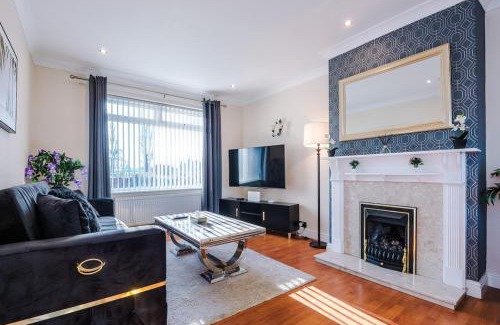 Broadheath House | Three Bedroom House close to Manchester Airport and Wythenshawe Hospital