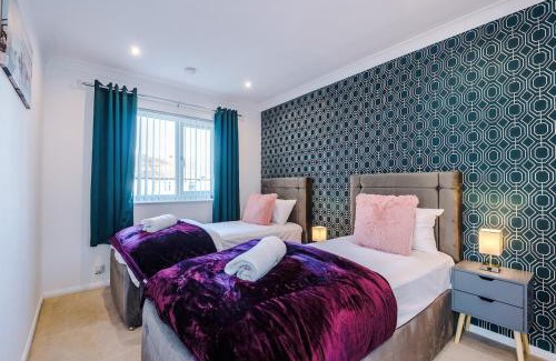 Broadheath House | Three Bedroom House close to Manchester Airport and Wythenshawe Hospital