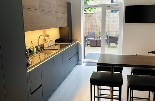 Larkhall House | Three bedroom house in Clapham