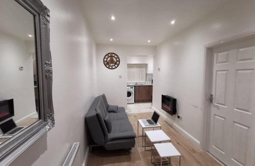 Luton Apartment | Three Bedroom Modern Apartment by Luton Airport and Luton Station