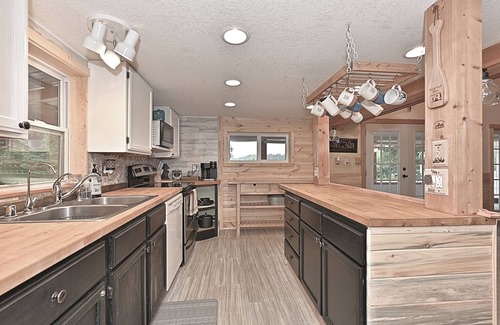 Bovey House | Three Bedroom, Two Bathroom Private Lakefront Cabin with Amazing Views of Beautiful Twin Lakes