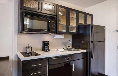 Schiller Park Hotel | THREE Convenient 1BR Suites with Kitchens, Pets Are Welcome, Airport Shuttle!