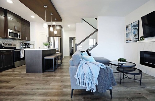 Southwest Edmonton House | Three King Beds|Central A/C|Fireplace|Park|Disney+