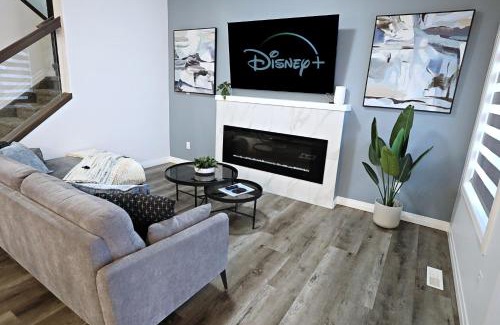 Southwest Edmonton House | Three King Beds,Central A/C,Fireplace,Park,Disney+